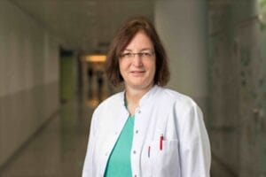 Porträt der Autorin A.Univ.-Prof. Dr. Daniela Karall Fachärtzin für Kinder- und Jugendheilkunde