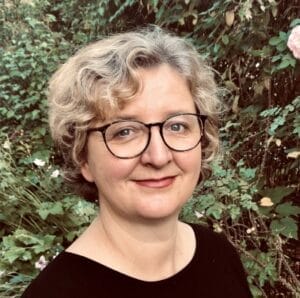Porträt der Autorin PD Dr. Antje Knöll, Fachärztin für Mikrobiologie, Virologie und Infektionsepidemiologie