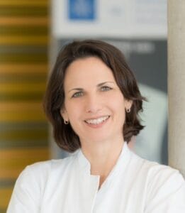 Porträt der Autorin Prof. Dr. Ute Hoffmann, Fachärztin für Innere Medizin, Geriatrie, Nephrologie, Diabetologie und Hypertensiologie (DHL)