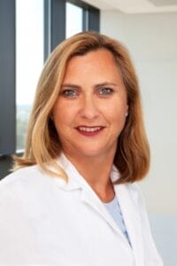 Porträt der Autorin Dr. Sylvia Weiner, Ausbildung in der minimal invasiven Chirurgie und speziell in der Adipositaschirurgie
