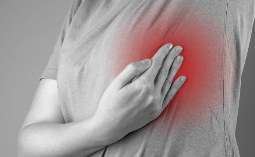 and auf entzündeter Brust bei granulomatöser Mastitis. Rote Färbung zeigt Brustentzündung.