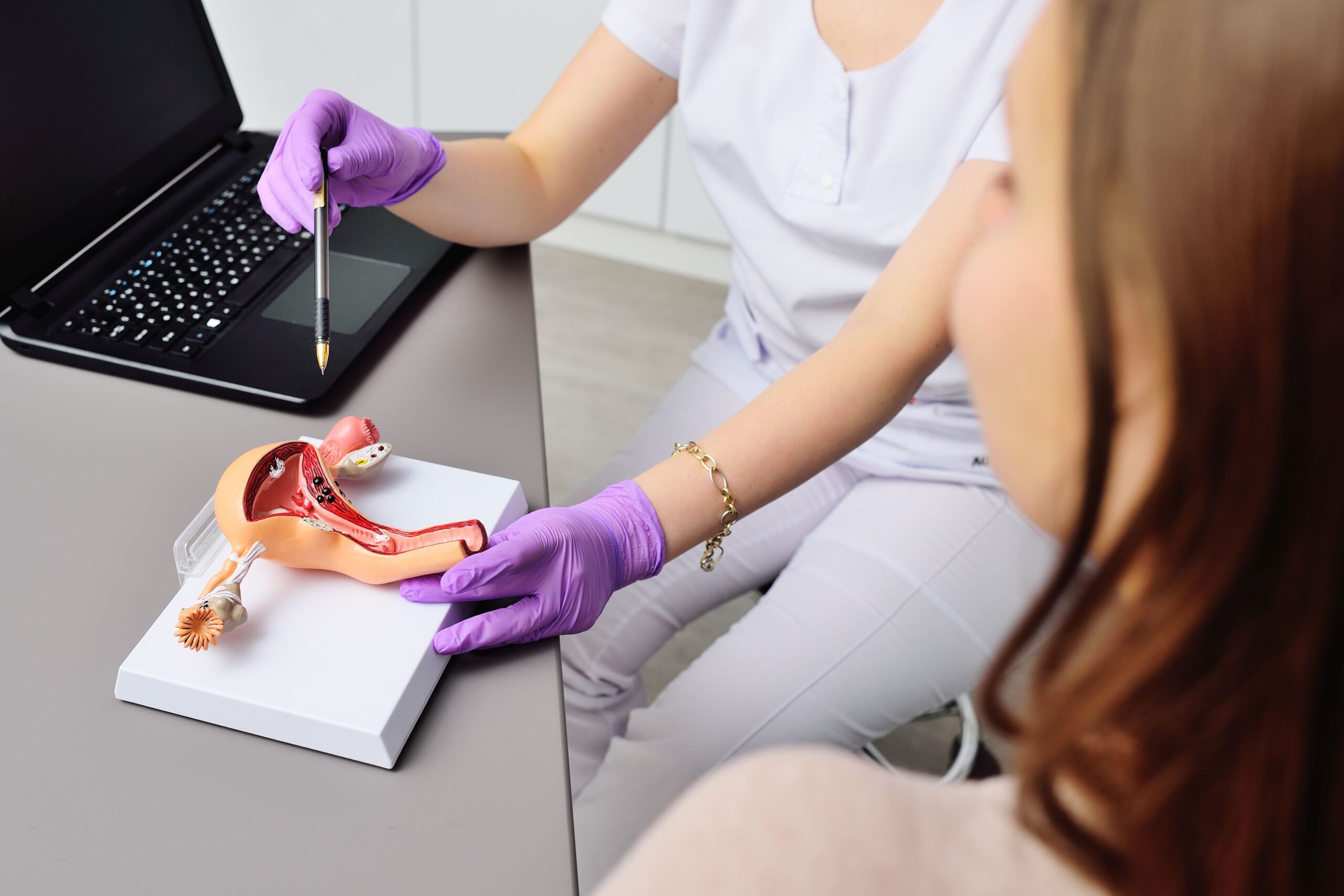 Jugendliche wird von Gynäkologin beraten