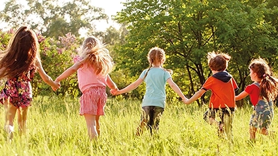 Kinder auf einer Wiese